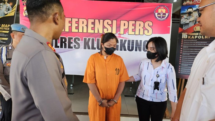 Polisi mengungkap ibu rumah tangga pelaku perdagangan orang memiliki agen resmi penyalur TKI ke luar negeri.
