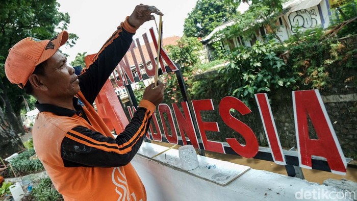 Jelang HUT DKI, Pasukan Oranye Percantik Lahan Mati di Pejaten Barat Petugas PPSU mempercantik lahan mati di Pejaten Barat, Jakarta Selatan. Hal ini dilakukan menjelang HUT ke-496 DKI Jakarta.