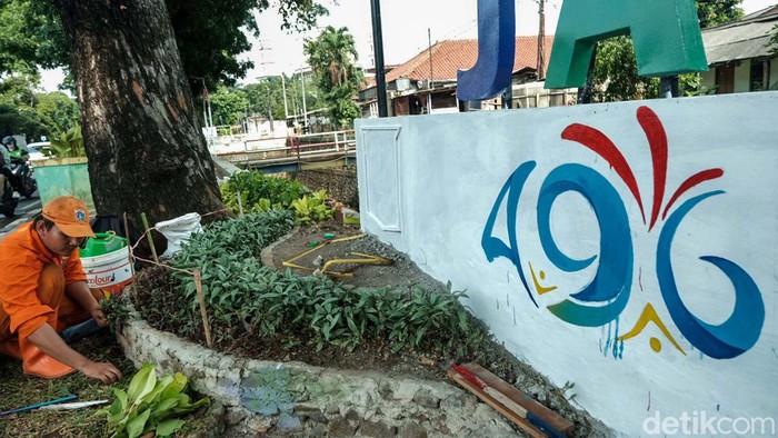 Jelang HUT DKI, Pasukan Oranye Percantik Lahan Mati di Pejaten Barat Petugas PPSU mempercantik lahan mati di Pejaten Barat, Jakarta Selatan. Hal ini dilakukan menjelang HUT ke-496 DKI Jakarta.