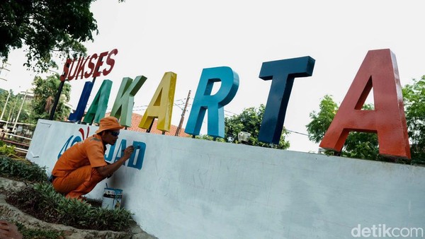 Jelang HUT DKI, Pasukan Oranye Percantik Lahan Mati di Pejaten Barat