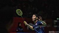 Tsuneyama berusaha mengembalikan shuttlecock saat menghadapi Jonatan Christie.  