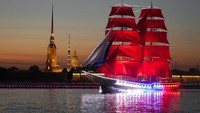Kapal Merah mengapung di Sungai Neva selama latihan untuk perayaan Layar Merah di St. Petersburg, Rusia, Selasa (13/6/2023).