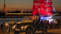 Tradisi Scarlet Sails ini sudah dimulai di akhir Perang Dunia Kedua. Kini Scarlet Sails menjadi tradisi tahunan yang dilakukan di Rusia.