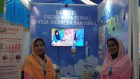Karya produk inovasi dari UIN Jakarta dari bidang Iklim Limbah dan Lingkungan. Dengan memanfaatkan minyak jelantah, mahasiswa menciptakan biodiesel yang merupakan bahan bakar alternatif terbarukan. Karya produk inovasi dari UIN Jakarta dari bidang Iklim Limbah dan Lingkungan. Dengan memanfaatkan minyak jelantah, mahasiswa menciptakan biodiesel yang merupakan bahan bakar alternatif terbarukan.