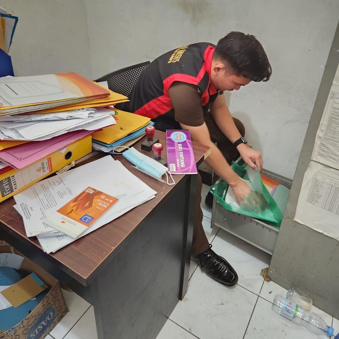 Kejari OKU Timur menggeledah kantor Bawaslu terkait dugaan korupsi dana hibah