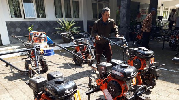 Dinas Pertanian Boyolali menyalurkan bantuan alsinten kepada kelompok tani.
