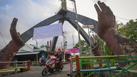 Tahun 2006 menjadi awal kemunculan kendaraan listrik di Agats setelah seorang warga pendatang asal Sulawesi Selatan, Erna Sabuddin, membawa satu unit sepeda motor listrik. Sepeda motor listrik milik Erna Sabuddin menarik perhatian Bupati Asmat saat itu, Yuvensius Alfonsius Biakai (2005-2015). Yuvensius lalu meminta Erna mendatangkan satu unit lagi ke Agats untuk dijadikan sebagai kendaraan dinas bupati. Bupati Yuvensius menilai sepeda motor listrik cocok dengan Agats yang jalanannya dahulu mayoritas berupa jalan panggung berbahan papan di atas rawa karena bobotnya relatif lebih ringan daripada sepeda motor konvensional berbahan bakar minyak.