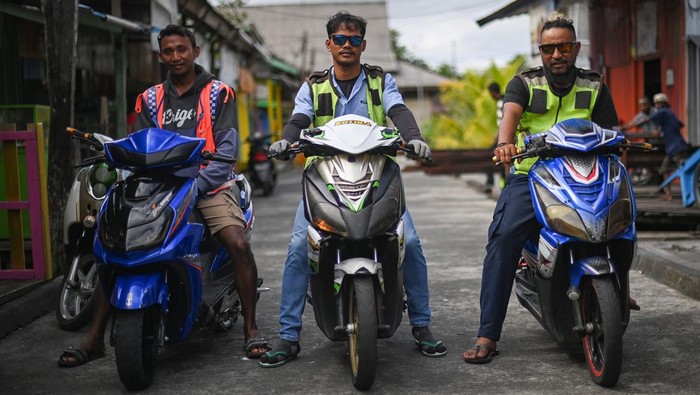 Keberadaan sepeda motor listrik juga membawa berkah bagi sebagian warga Agats untuk membuka jasa ojek. Seorang warga pendatang asal Kepulauan Tanimbar Maluku, Herman Batmomolin bersama puluhan penyedia jasa ojek lainnya setiap hari bisa meraih omzet sekitar Rp600 ribu.