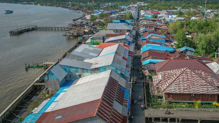 Kemandirian Agats Papua Bangun Ekosistem Kendaraan Listrik Keberadaan sepeda motor listrik juga membawa berkah bagi sebagian warga Agats untuk membuka jasa ojek. Seorang warga pendatang asal Kepulauan Tanimbar Maluku, Herman Batmomolin bersama puluhan penyedia jasa ojek lainnya setiap hari bisa meraih omzet sekitar Rp600 ribu.