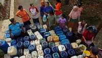 Badan Penanggulangan Bencana Daerah (BPBD) Kabupaten Tegal membagikan sebanyak 24.000 liter air bersih di Desa Tamansari dan Desa Kedung Kelor yang kesulitan air bersih sejak musim kemarau satu bulan terakhir.  