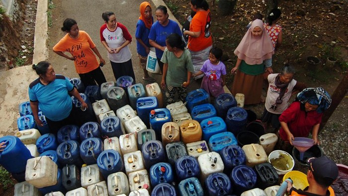 Kemarau, Warga 2 Desa di Tegal Terpaksa Antre Air Bersih Sejumlah warga antre untuk mendapatkan jatah saat penyaluran air bersih di Desa Tamansari, Kabupaten Tegal, Jawa Tengah, Rabu (14/6/2023). Badan Penanggulangan Bencana Daerah (BPBD) Kabupaten Tegal membagikan sebanyak 24.000 liter air bersih di dua desa yang kesulitan air bersih sejak musim kemarau satu bulan terakhir yakni Desa Tamansari dan Desa Kedung Kelor. ANTARA FOTO/Oky Lukmansyah/hp.