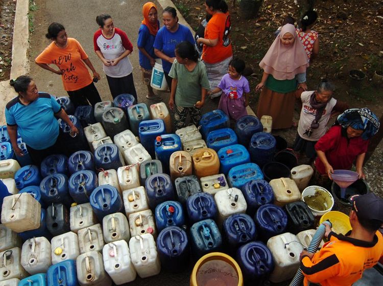 Kemarau, Warga 2 Desa di Tegal Terpaksa Antre Air Bersih