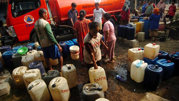 Kemarau, Warga 2 Desa di Tegal Terpaksa Antre Air Bersih Sejumlah warga antre untuk mendapatkan jatah saat penyaluran air bersih di Desa Tamansari, Kabupaten Tegal, Jawa Tengah, Rabu (14/6/2023). Badan Penanggulangan Bencana Daerah (BPBD) Kabupaten Tegal membagikan sebanyak 24.000 liter air bersih di dua desa yang kesulitan air bersih sejak musim kemarau satu bulan terakhir yakni Desa Tamansari dan Desa Kedung Kelor. ANTARA FOTO/Oky Lukmansyah/hp.