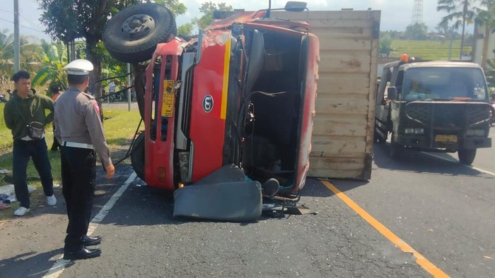 Kondisi mobil pikap ringsek akibat kecelakaan lalu lintas di Jalan Raya Denpasar-Gilimanuk, tepatnya di depan Anjungan Cerdas Rambut Siwi Desa Yehembang Kangin, Kecamatan Mendoyo, Kabupaten Jembrana, Bali, Rabu (14/6/2023). (Foto: Dok. Polres Jembrana)