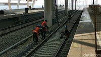 Pantauan detikcom di lokasi, sejumlah pekerja proyek terlihat sedang bertugas di lantai 1-3. Foto: Ilyas Fadilah/detikcom