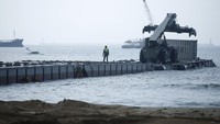 Pasukan mengangkut perbekalan melalui tongkang ponton di lepas pantai. Latihan dirancang untuk melatih pasukan tentang prosedur mendistribusikan pasokan, personel, dan peralatan ke unit-unit tempur di semenanjung, dengan latihan minggu ini memobilisasi berbagai jenis peralatan seperti pesawat, kapal perang hingga kapal kargo sipil.
