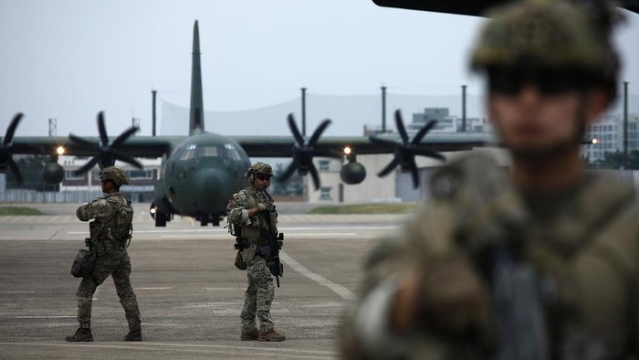 Commanders of South Korean Army get briefing of the operation during a Combined Distribution Exercise, CDEx at the Combined Command Post in Dogu Coast, Pohang, South Korea on June 13, 2023. The CDEx aims to strengthen the U.S. and South Korea partnership and interoperability. (Woohae Cho/Pool Photo via AP)