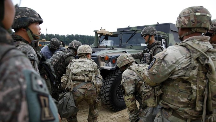 Korsel dan AS Gelar Latihan Militer Bersama Tingkatkan Kemampuan Logistik Commanders of South Korean Army get briefing of the operation duringΒ a Combined Distribution Exercise, CDEx at the Combined Command Post in Dogu Coast, Pohang, South Korea onΒ JuneΒ 13,Β 2023. The CDEx aims to strengthen the U.S. and South Korea partnership and interoperability. (Woohae Cho/Pool Photo via AP)