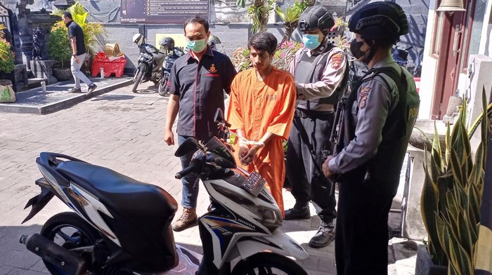 Leon Sius Bili, pelaku pencurian sepeda motor di Jalan Noja I, Desa Kesiman Petilan, Kecamatan Denpasar Timur, Kota Denpasar kini ditahan oleh Polsek Denpasar Timur. (Dok. Polsek Denpasar Timur)