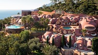 The Bubble House berdiri sejak tahun 1975 di Cannes, Prancis. Arsitek asal Hungaria Antti Lovag tidak menyukai bentuk garis, sehingga membuat bangunan yang berbentuk bundar seperti ini. Hunian unik tersebut sekarang milik Fashion Designer Pierre Cardin. Foto: situs le palais bulles