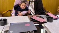 Lesti juga menunjukkan momennya bersama temannya bernama Tya Arifin. Keduanya berada di restoran untuk menikmati daging panggang. Foto: Instagram @lestykejora