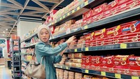 Foto lain yang dibagikan Lesti adalah momen lucunya bersama sang anak, baby Al. Saat Lesti sedang berpose di depan rak, baby Al ternyata ingin bergabung dengannya. Foto: Instagram @lestykejora