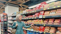 Tak hanya makan di restoran, tapi Lesti juga sering belanja sendiri di supermarket. Ia sempat berpose di depan rak jajanan. Foto: Instagram @lestykejora