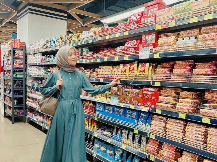 Momen Seru Lesti Kejora Saat Belanja dan Makan Sushi