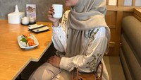 Lesti diketahui sering mengunggah aktivitas kesehariannya. Seperti momennya makan di restoran sushi, Lesti tampak menikmati secangkir ocha hangat. Foto: Instagram @lestykejora