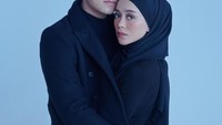 Fotonya bersama sang suami, Rizky Billar juga tak kalah mencuri perhatian. Posenya berpelukan mesra dan langsung mendapatkan banyak likes dan komentar. Foto: Instagram @lestykejora