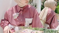 Pose cantiknya ketika ngeteh di sebuah kafe juga dipamerkan. Lesti tampak anggun berpose di sudut cantik sebuah kafe dengan secangkir teh hangat di atas meja. Foto: Instagram @lestykejora