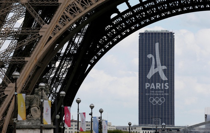 Menara Eiffel kini dipasangkan logo dan spanduk untuk menyambut Olimpiade 2024. Begini potretnya.