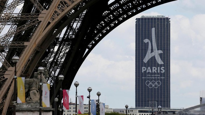 Menara Eiffel kini dipasangkan logo dan spanduk untuk menyambut Olimpiade 2024. Begini potretnya.