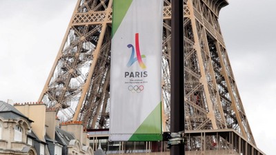 Logo Olimpiade 2024 Mejeng di Menara Eiffel