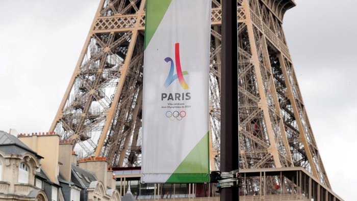 Menara Eiffel kini dipasangkan logo dan spanduk untuk menyambut Olimpiade 2024. Begini potretnya.