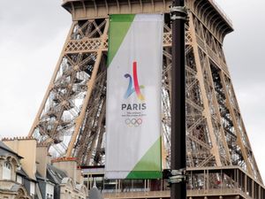 Logo Olimpiade 2024 Mejeng di Menara Eiffel
