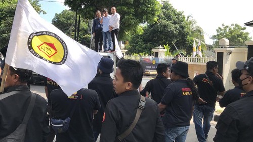 LSM Kasta NTB geruduk PN Mataram menuntut pembebasan aktivis yang dilaporkan oleh DPRD NTB karena bertanya di grup WhatsApp.