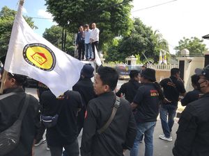 LSM Geruduk PN Mataram, Tuntut Pembebasan Aktivis