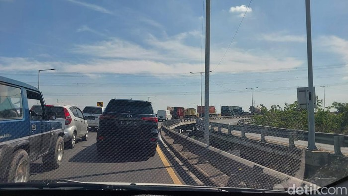 Macet di Exit Tol Romokalisari Surabaya-Gresik