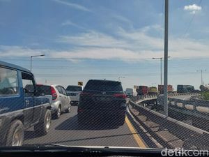 Macet di Exit Tol Romokalisari Surabaya-Gresik