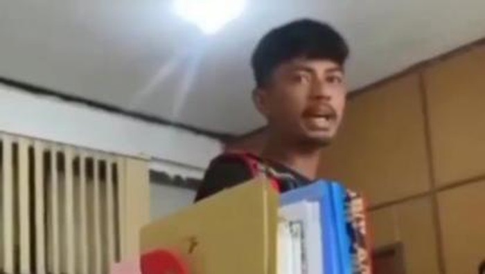 Mahasiswa UHO Kendari, Sultra mengamuk hingga membuka baju di ruangan jurusan.