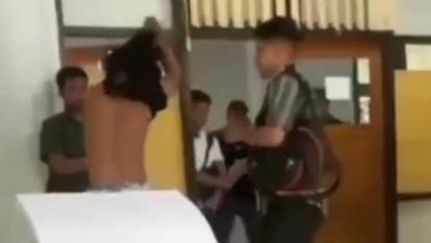 Mahasiswa UHO Kendari, Sultra mengamuk hingga membuka baju di ruangan jurusan.