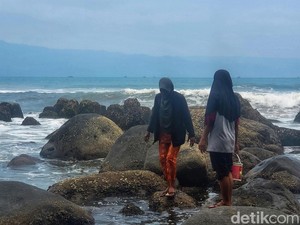 Mak Iis dan Mak Eyoh sang Pemburu Ogong di Sukabumi
