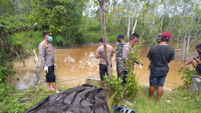 Mayat lansia tewas mengapung di Sungai Kapuas dengan kondisi tangan dan kaki terikat. Dokumen Istimewa