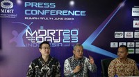 Country Chair MDRT Indonesia Dedy Setio, Direktur Eksekutif AAJI Togar Pasaribu, dan Committee Chair of MDRT Day Indonesia 2023 Anwar Aonillah memberikan keterangan pers di Jakarta, Rabu (14/6/2023). 