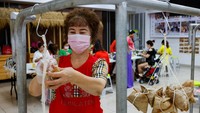 Daun bungkusan zongzi menggunakan daun bambu, daun teratai, atau daun alang-alang yang memiliki aroma khas pada tiap daun.  