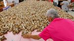 Melihat Pembuatan Zongzi, Kue Tradisional China yang Mirip Bacang