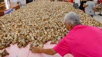 Proses pembuatan zongzi bisa memakan waktu cukup lama karena membungkus daun perlu dilakukan hati-hati agar isinya tak keluar.  