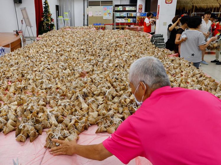 Melihat Pembuatan Zongzi, Kue Tradisional China yang Mirip Bacang