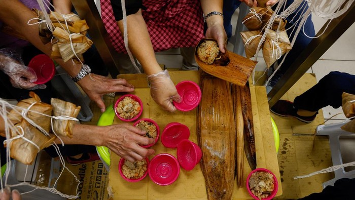 People gather to make traditional rice dumplings ahead of the annual Dragon boat festival in Taoyuan, Taiwan June 10, 2023. REUTERS/Ann Wang